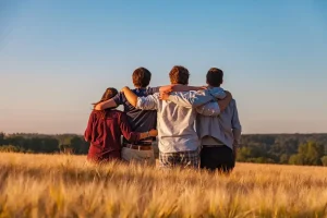 تصویری از چند نوجوان در آغوش یکدیگر
